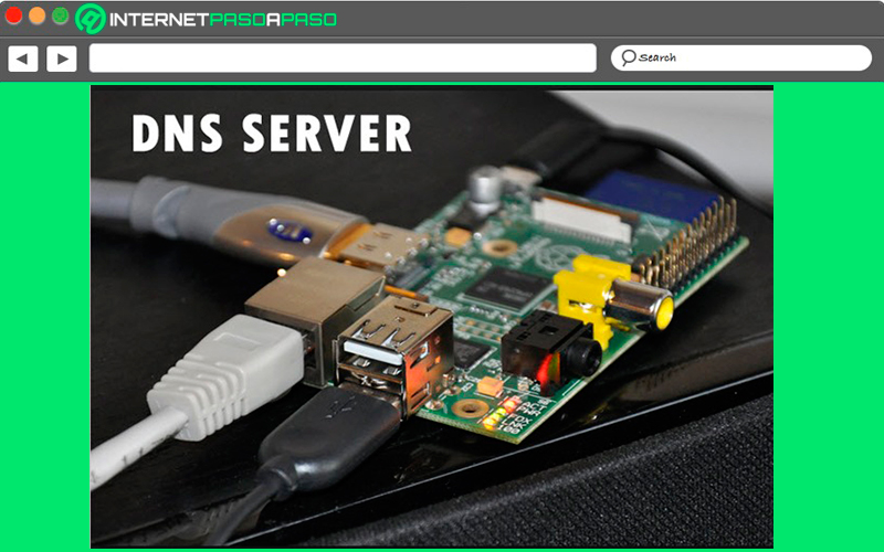 What is a DNS server and what is it for in Internet networks?