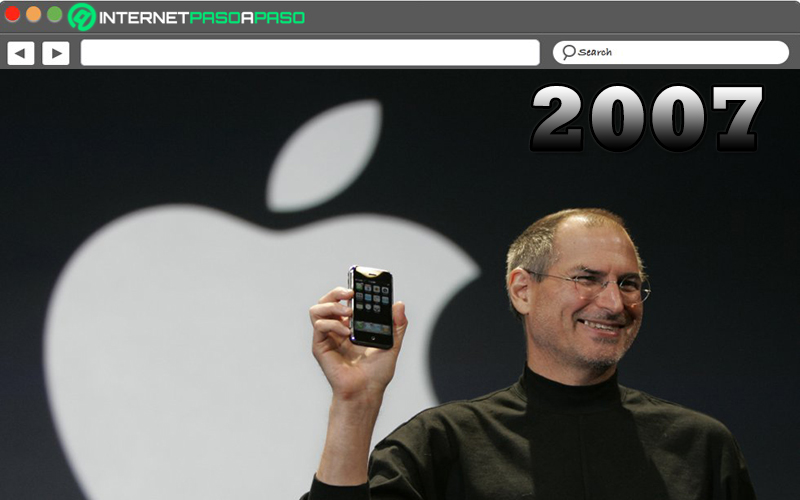 2007 – Presentación del iPhone, el nuevo teléfono móvil de Apple Durante el año 2007, la empresa fundada por Jobs y Wozniak marca un nuevo hito en la historia tecnológica al presentar un novedoso móvil que tiene por nombre “iPhone” y, desde entonces, este se convirtió en el dispositivo de mayor renombre de Apple. El cual, fue presentado al público en San Francisco – Estados Unidos, durante la exposición MacWorld Conference por el mismo Steve Jobs. Es valioso resaltar que, el primer modelo de iPhone lanzado al mercado fue el “3G” y en su primera versión, este dispositivo móvil ejecutaba una reducción de las versiones de Mac OS X, tales como Mail y Safari. Aparte de esto, durante el 2007, Apple también anunció el sistema operativo OS X 10.5 Leopard