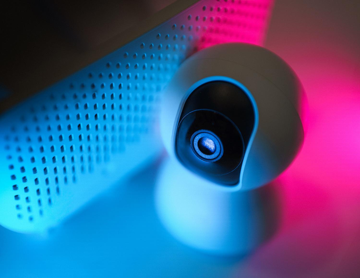 Cámara de seguridad inteligente con iluminación moderna, representando la conectividad IoT y la seguridad en redes WiFi 7.