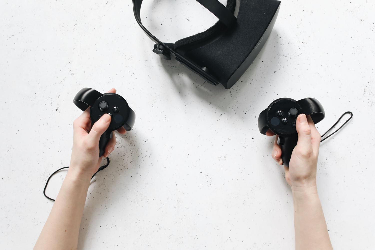 Primer plano de controladores de realidad virtual y visor, simbolizando la baja latencia y alta velocidad del WiFi 7.
