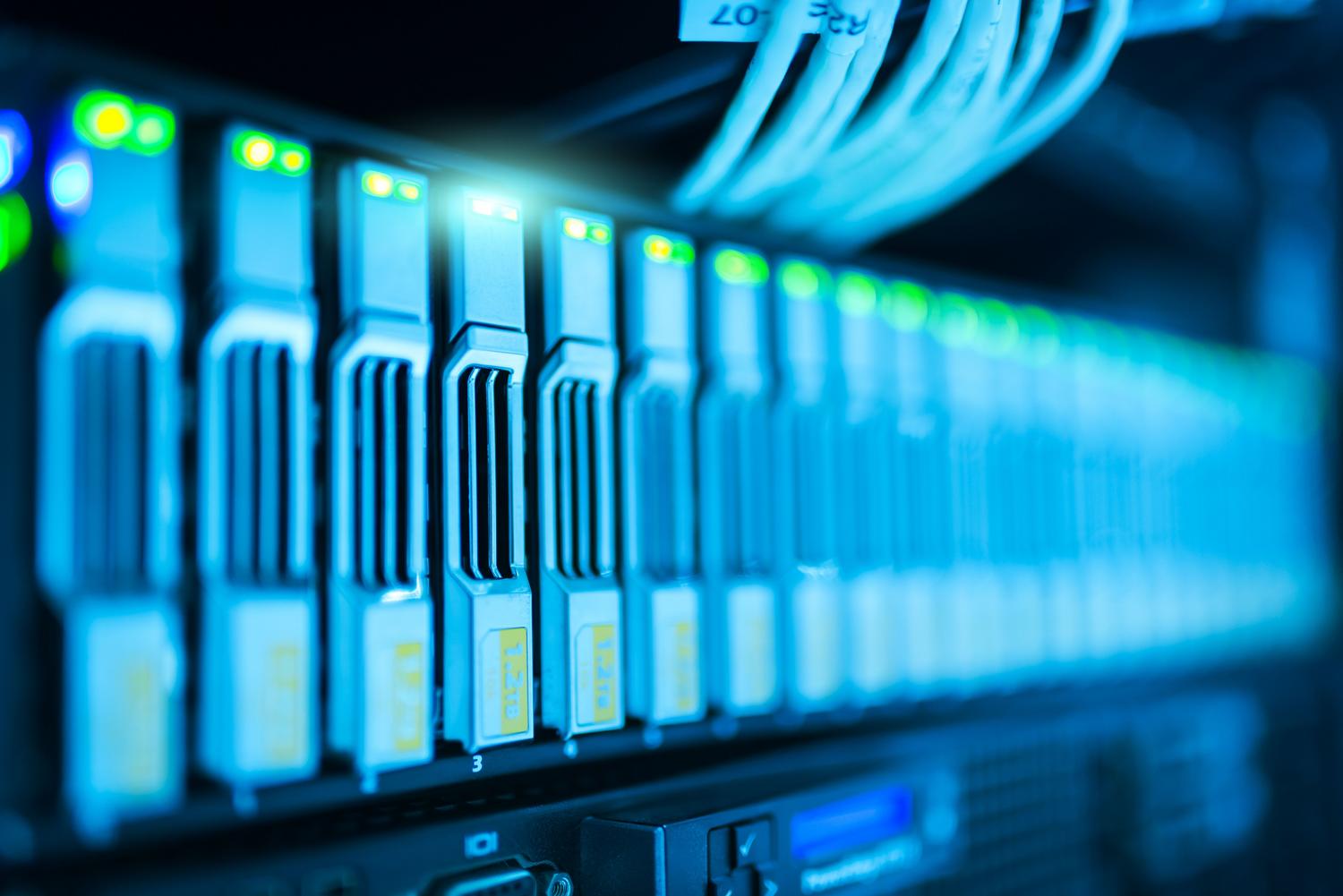 Vista detallada de un rack de servidores en un centro de datos moderno, representando el almacenamiento en la nube de OneDrive.