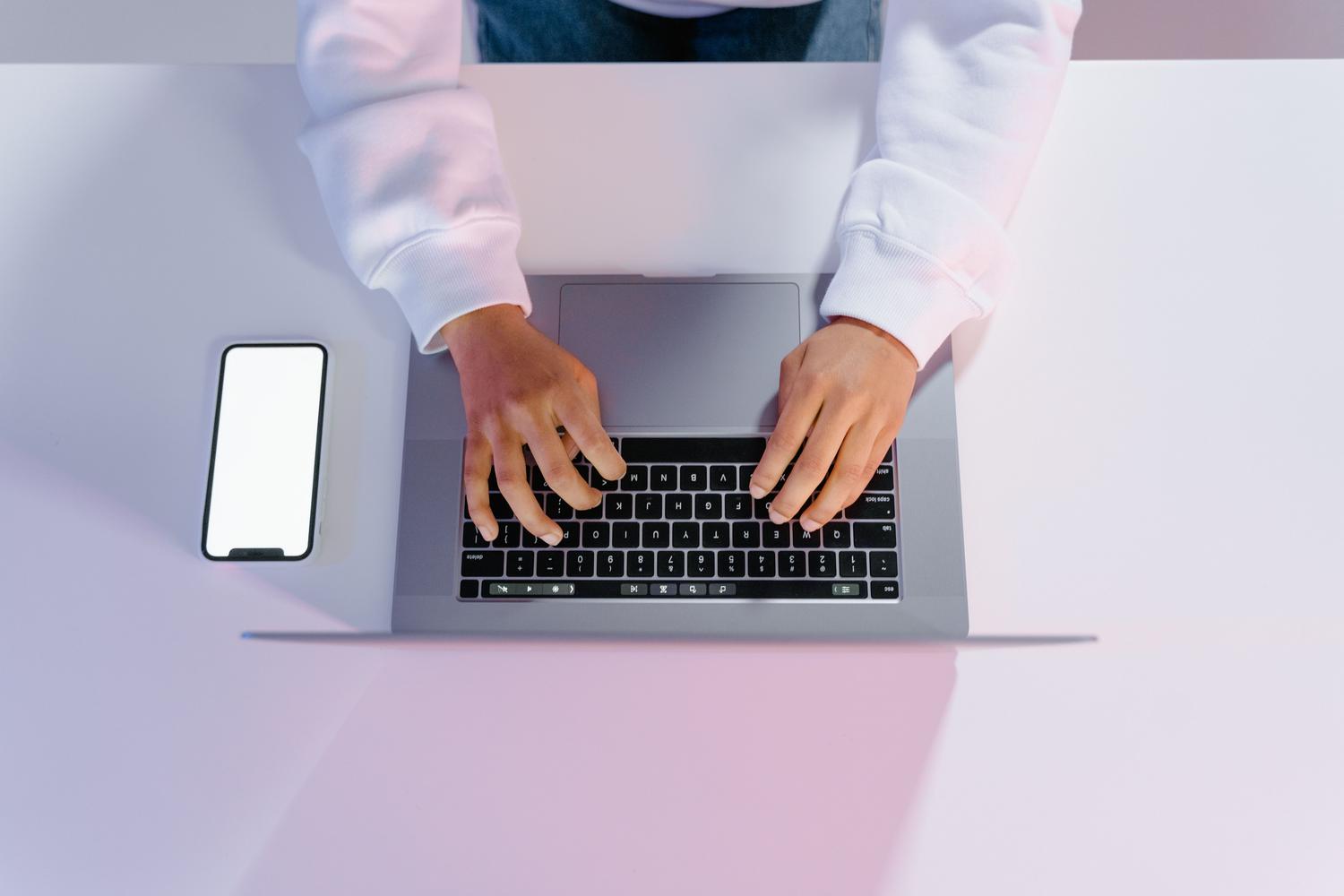 Espacio de trabajo minimalista con un ordenador portátil, ideal para representar un entorno de trabajo organizado y respaldado.