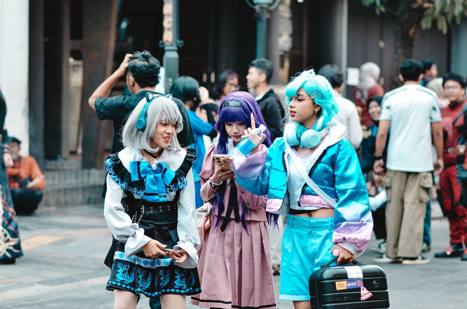 Grupo de cosplayers con disfraces vibrantes de anime en un evento comunitario