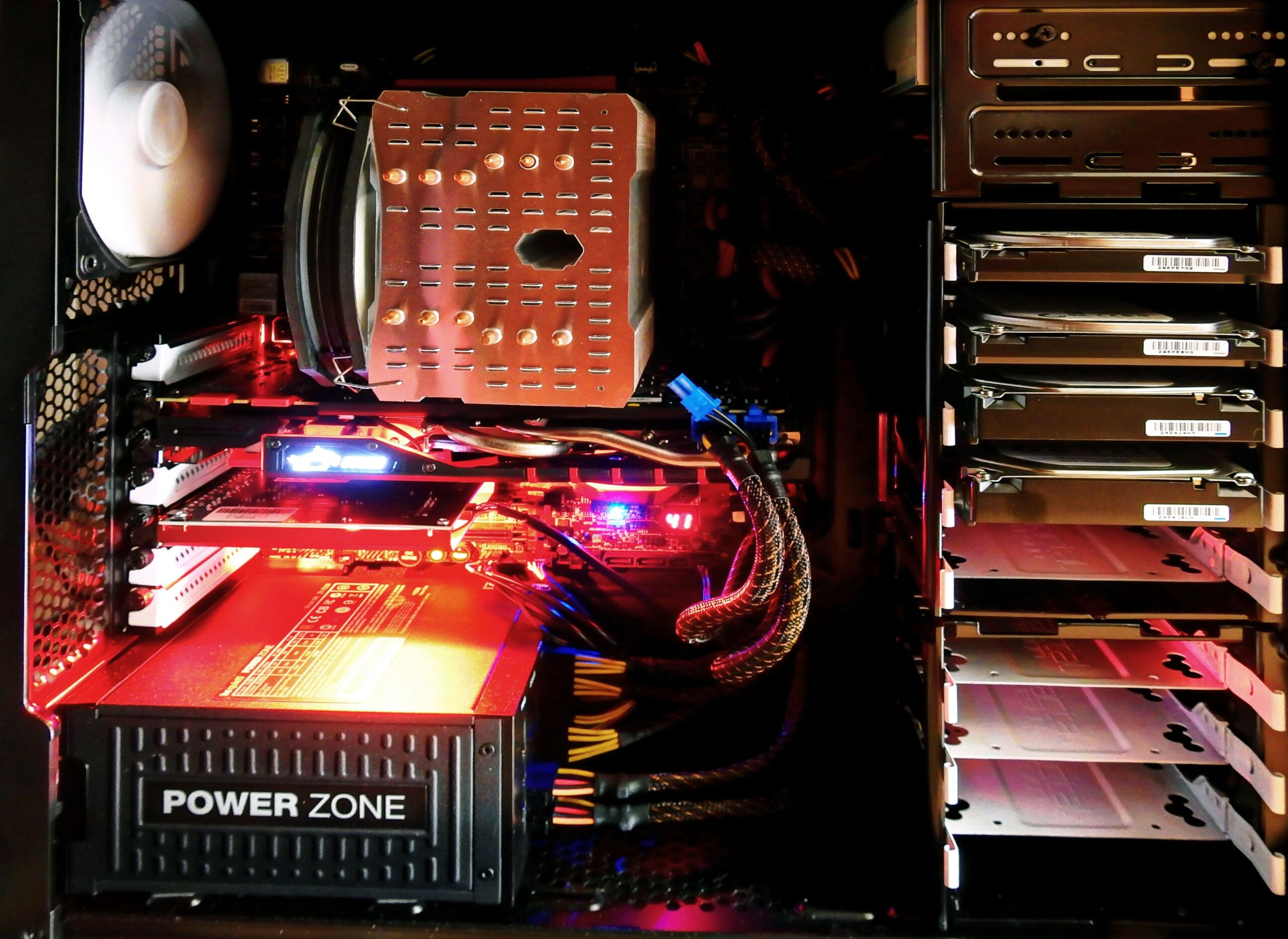 PC gaming con iluminación RGB y componentes internos visibles, representando el alto consumo energético de los equipos gaming.