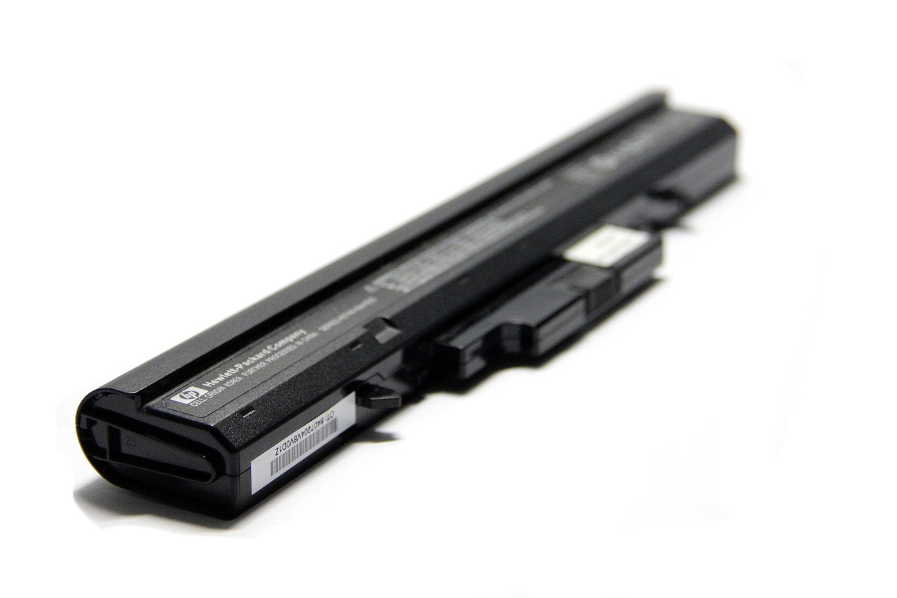 Cargador de computadora portátil conectado, ilustrando el uso de portátiles y su eficiencia energética comparada con los de sobremesa.