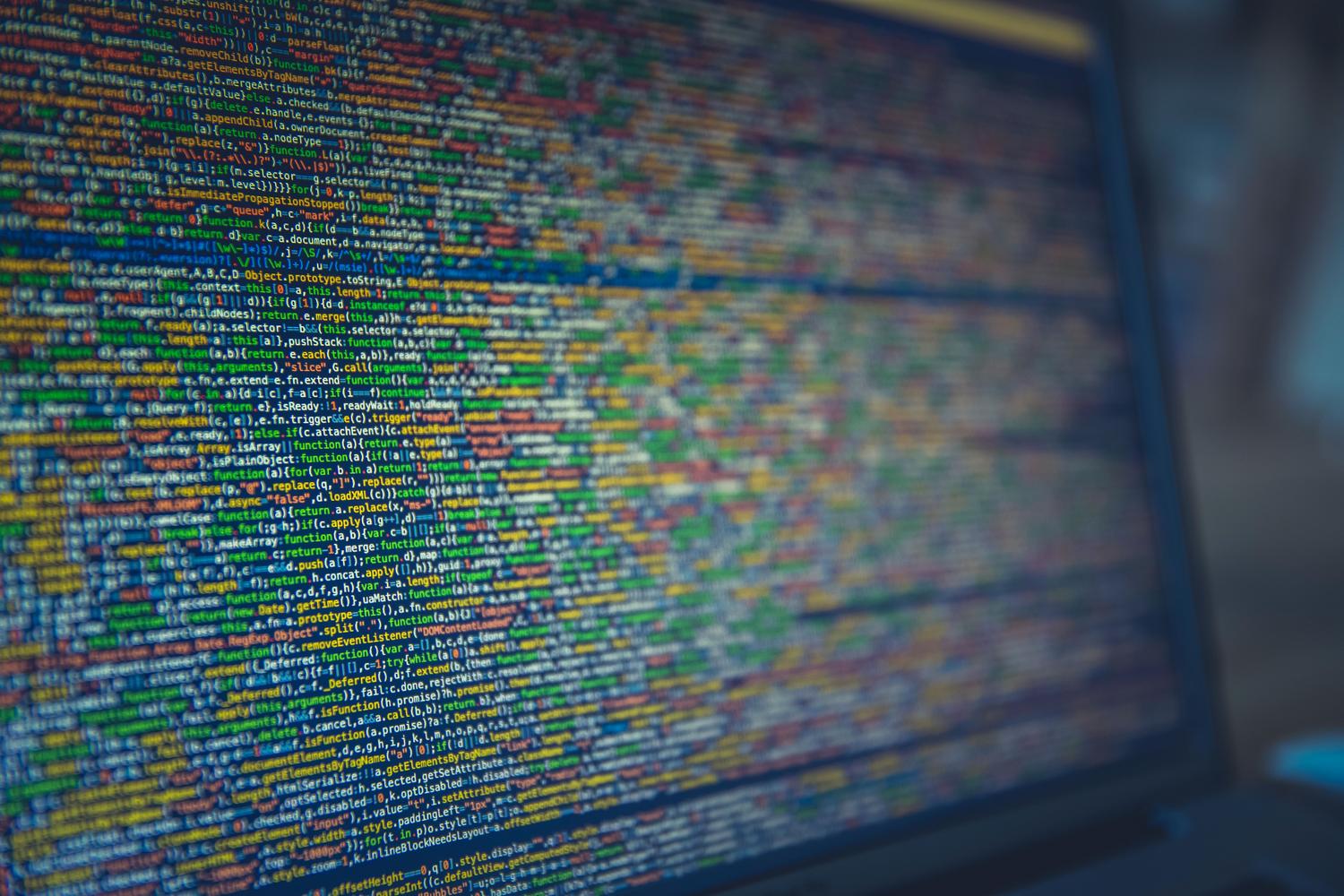 Código fuente colorido en una pantalla de ordenador, representando la esencia del software y su desarrollo.