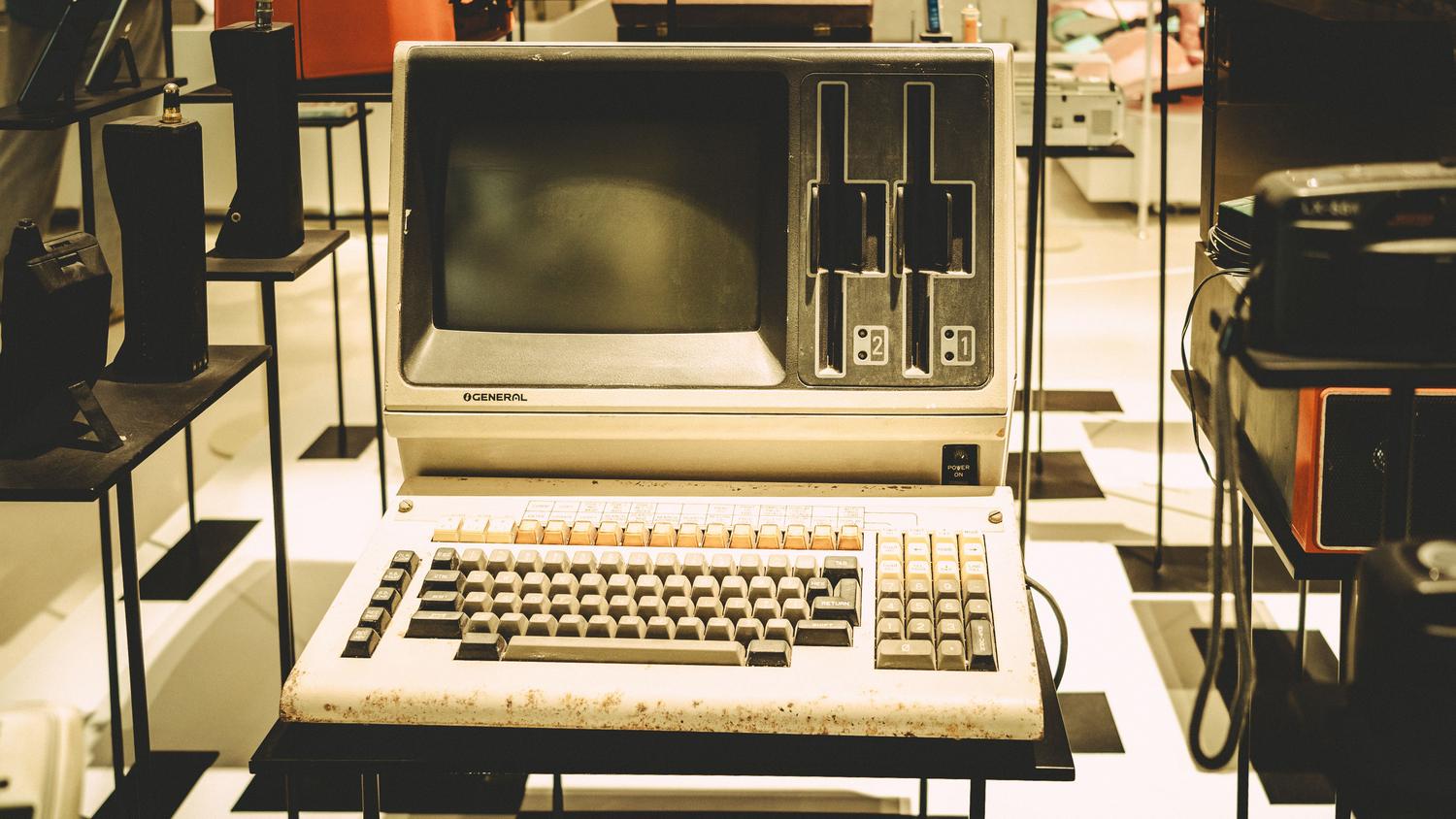 Ordenador vintage antiguo con teclado clásico, representando el soporte para hardware antiguo en Linux.