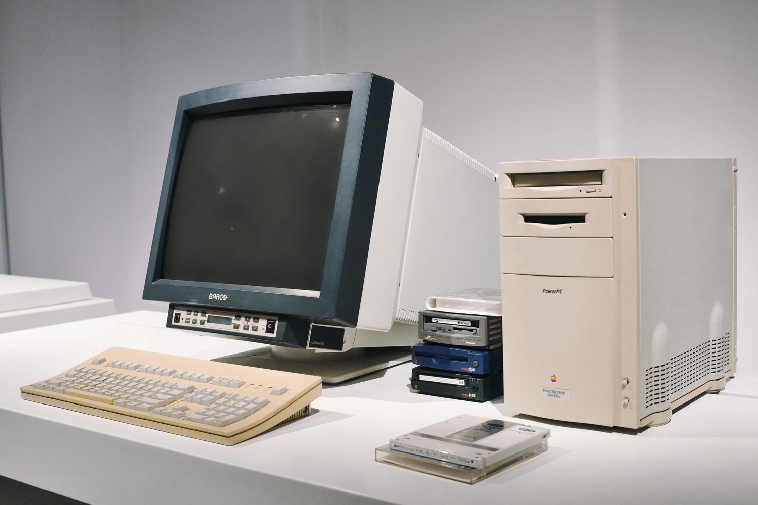 Ordenador antiguo con monitor CRT y teclado vintage, evocando la historia de la computación personal.
