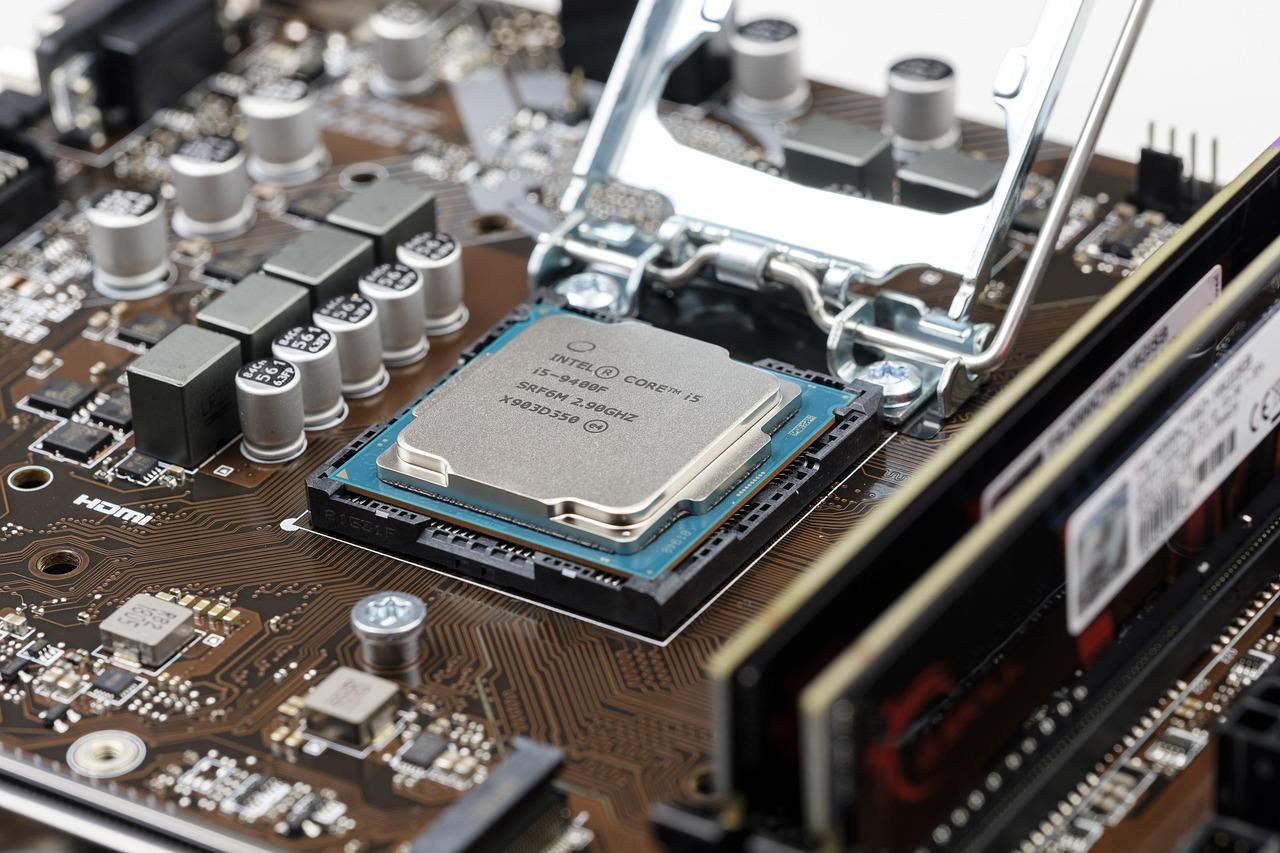 Primer plano de un procesador moderno sobre una placa base, representando la potencia técnica necesaria para la emulación.