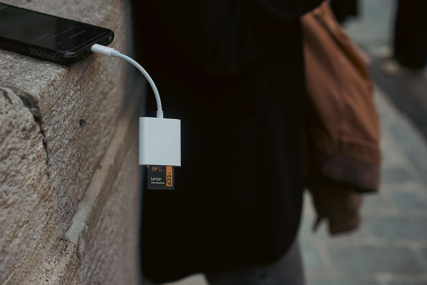 Smartphone conectado a un lector de tarjetas de memoria, ideal para realizar copias de seguridad antes de formatear la microSD.