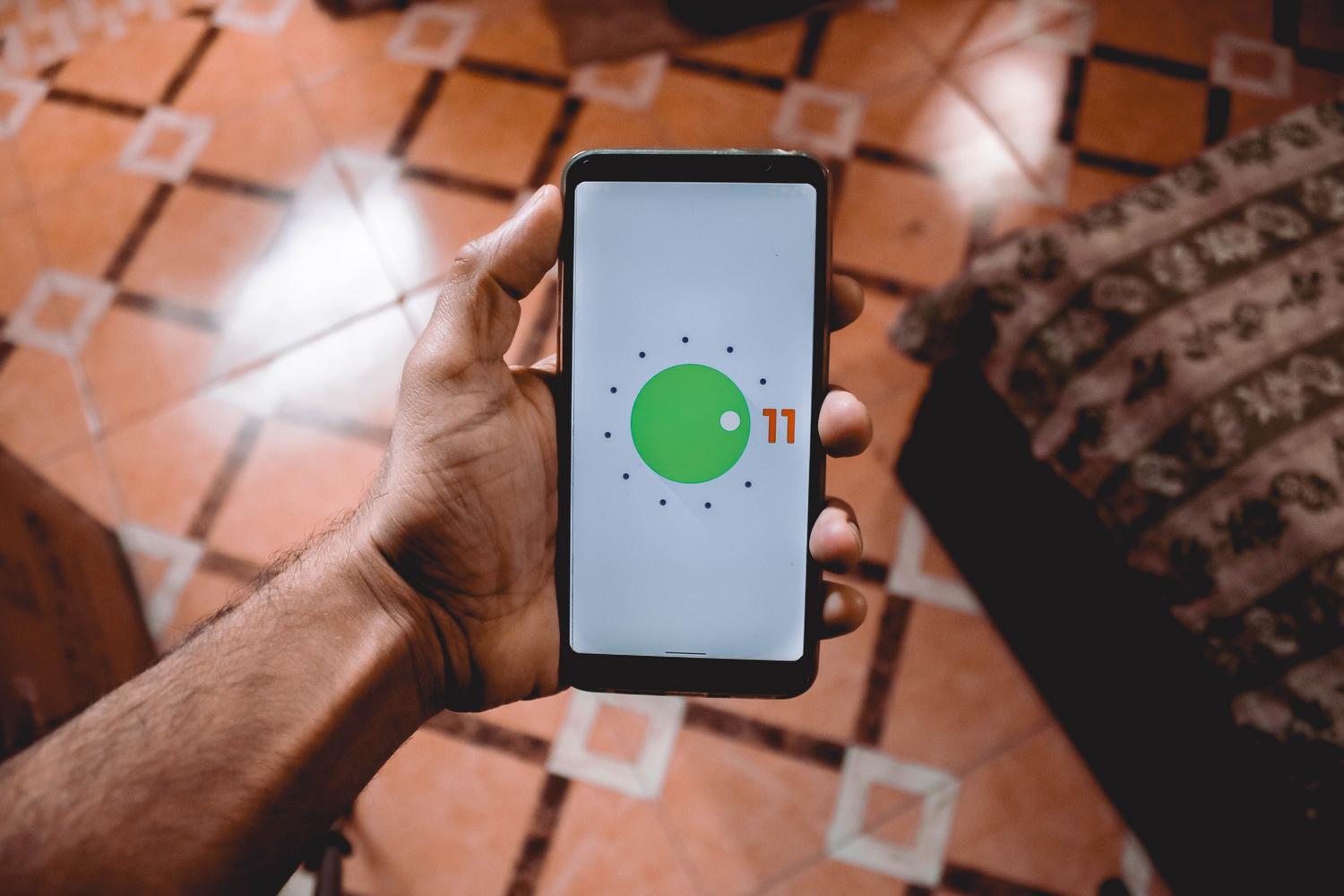 Persona utilizando un teléfono Android, representando la navegación por los menús de ajustes para formatear la tarjeta SD.