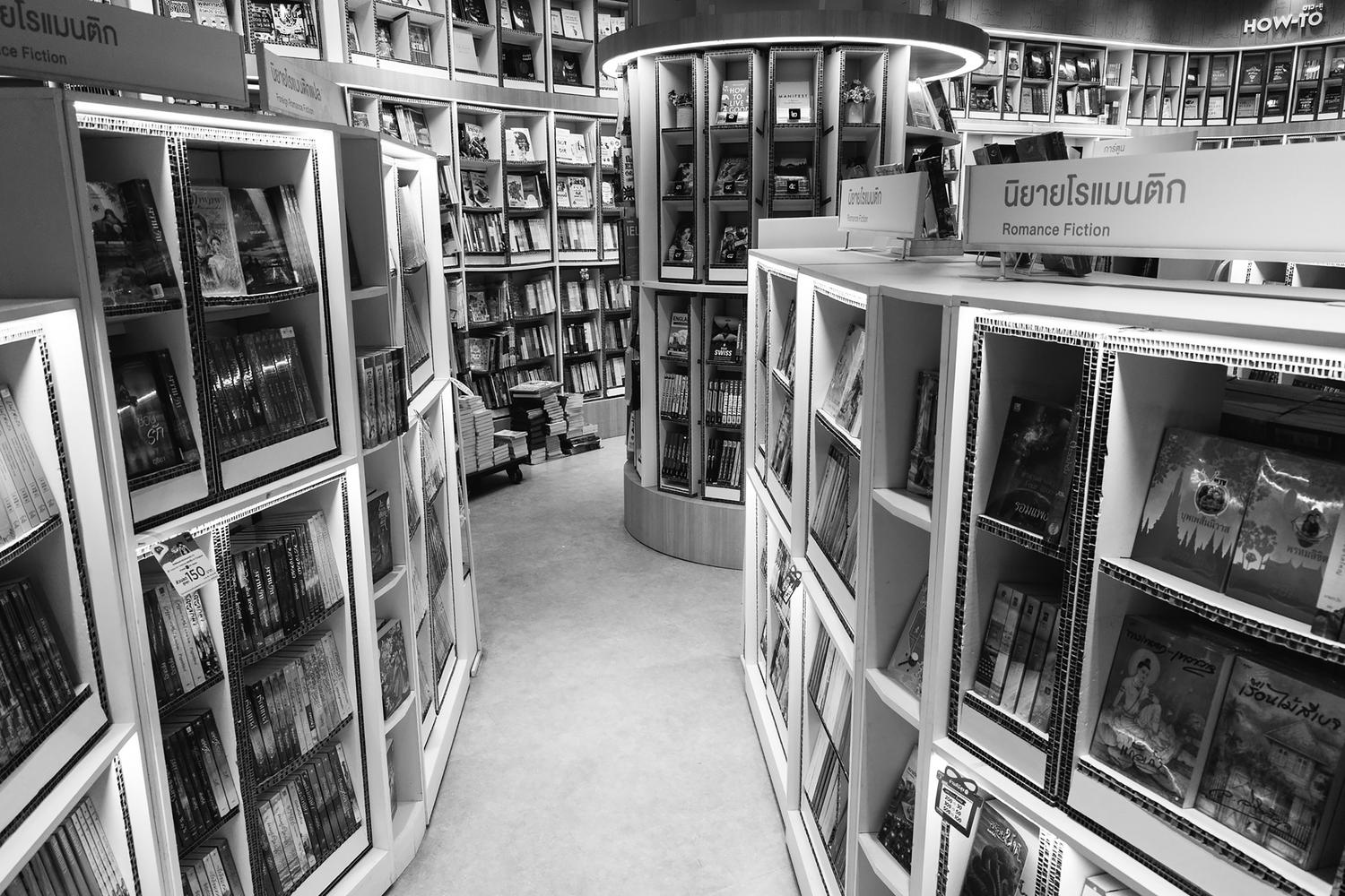 Pasillos de una librería organizados por secciones, metáfora de la organización y categorización de libros en Calibre.
