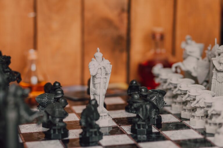Set de ajedrez temático de fantasía que representa la estrategia táctica de los juegos de Fire Emblem.