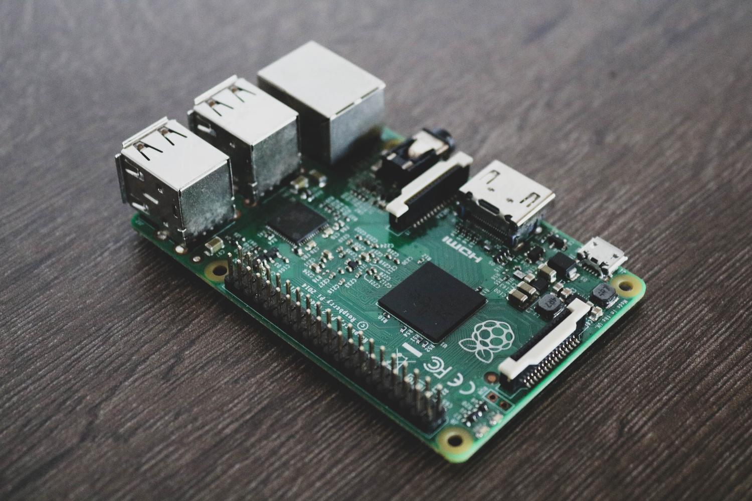 Placa de circuito de una Raspberry Pi, simbolizando la capacidad del modelo LFM2.5-230M de ejecutarse en hardware extremadamente limitado.