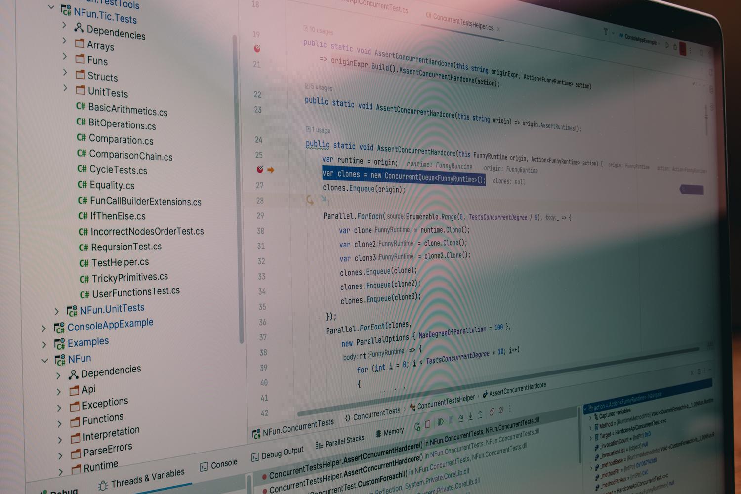 Vista detallada de código de programación C# centrado en pruebas de concurrencia y lógica de servicio.