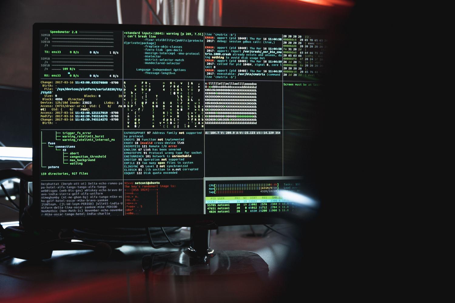 Pantalla de monitor con terminal de comandos y logs de sistema, representando pruebas de seguridad y penetración de API.