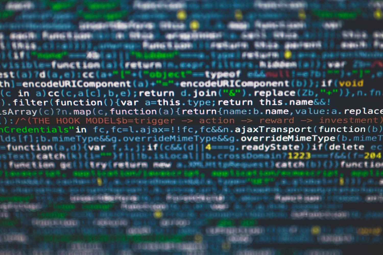 Primer plano de código de programación en una pantalla, simbolizando la parte técnica del escaneo donde se buscan patrones y fallos en el software.