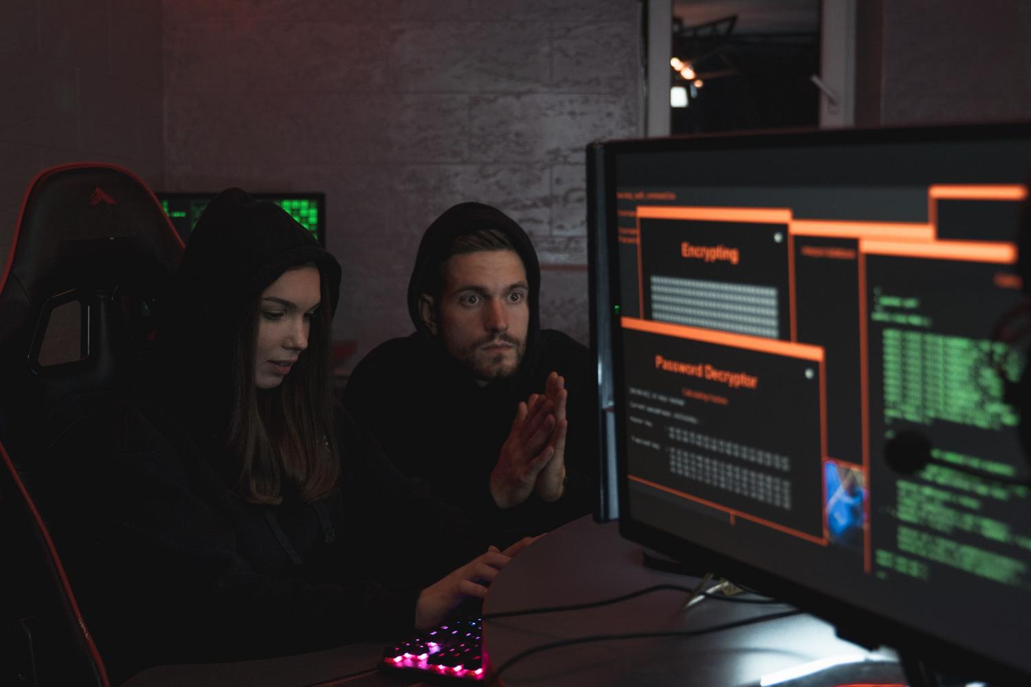 Equipo de expertos en seguridad informática analizando datos en un entorno tecnológico, representando el trabajo humano detrás de la detección de amenazas.