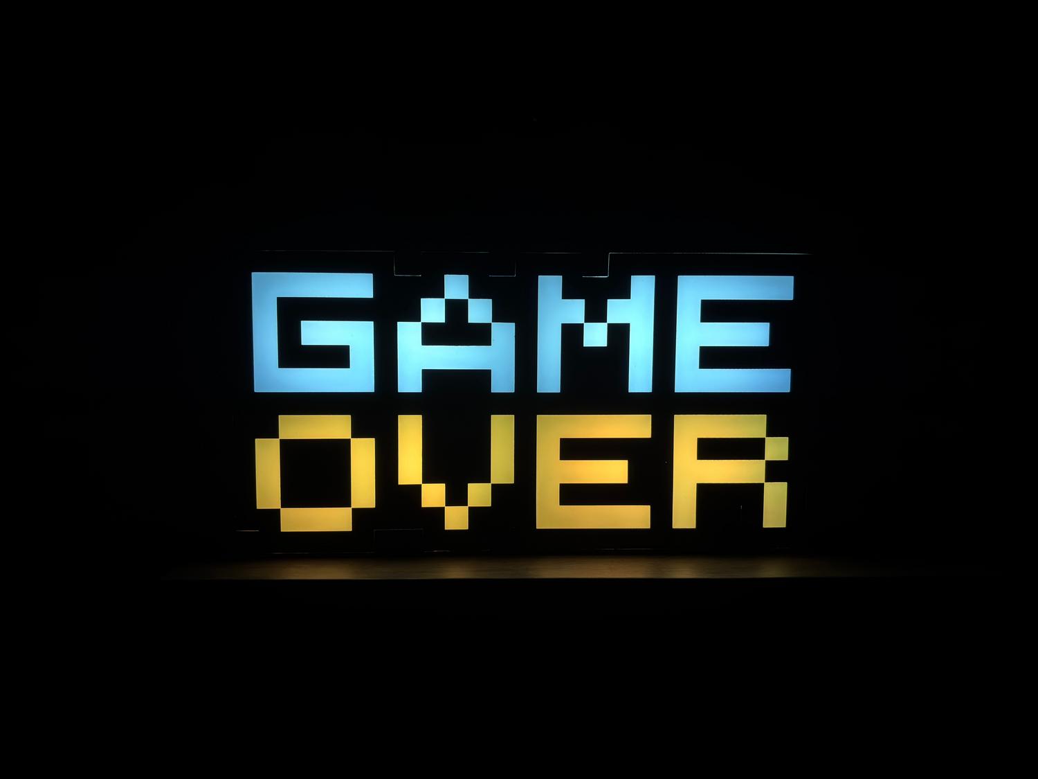 Letrero de neón con estilo pixel art que dice 'Game Over', representando la vigencia y el atractivo de la estética retro en la actualidad.