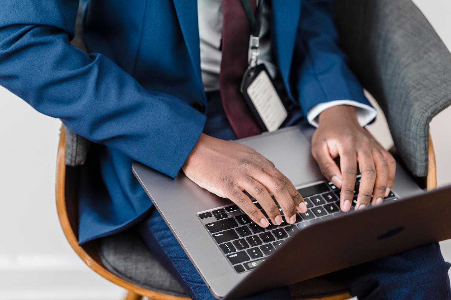 Hombre de negocios redactando un correo formal en su portátil