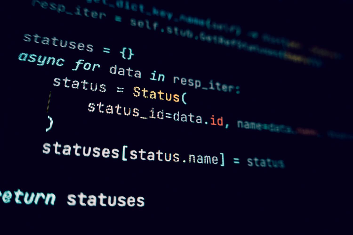 Pantalla de computadora mostrando líneas de código con un tema oscuro, simulando la interfaz de la consola de comandos de Windows PowerShell.