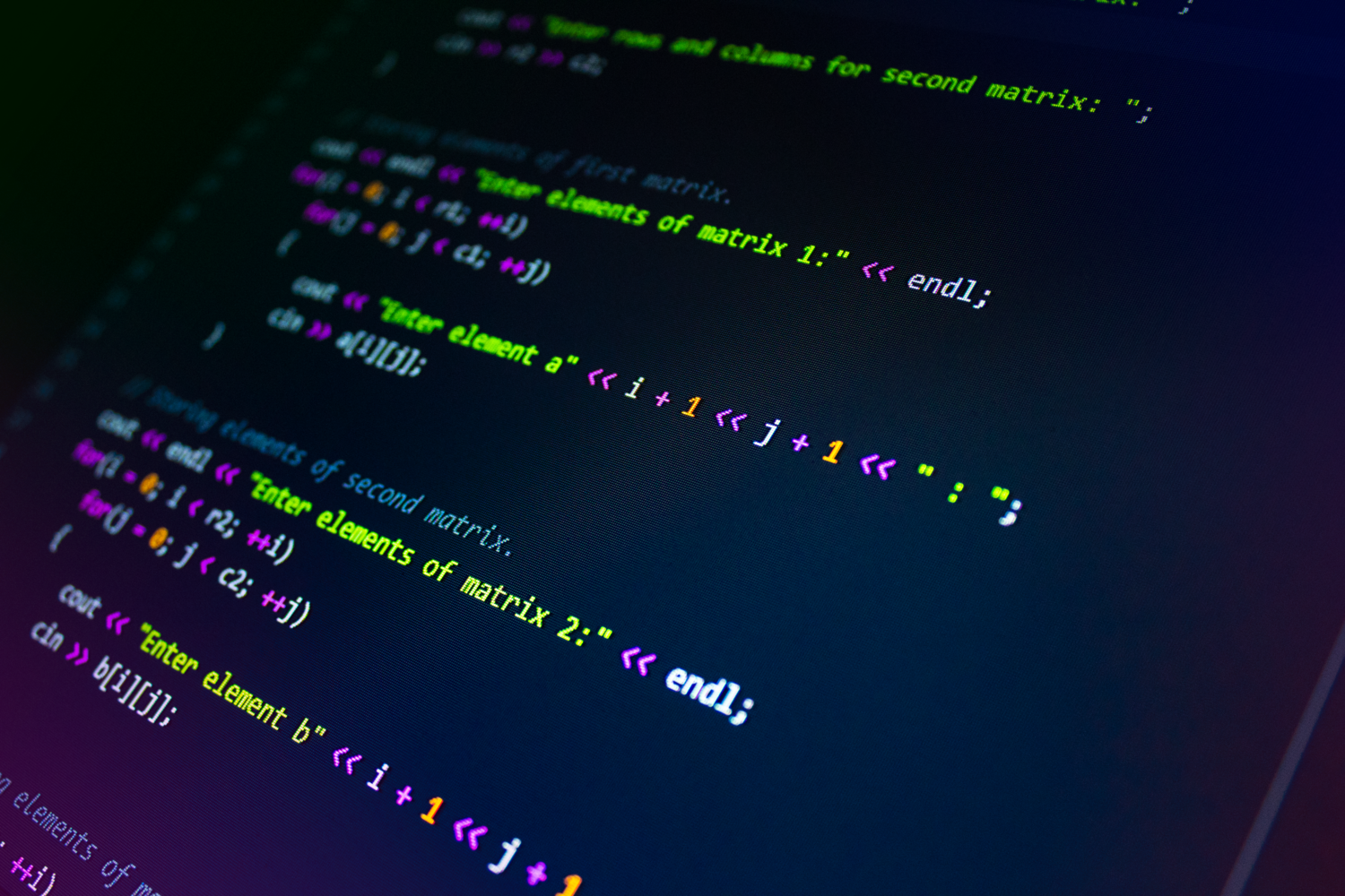Vista detallada de código de programación colorido en la pantalla de un monitor, evocando la creación de scripts y el uso de cmdlets.