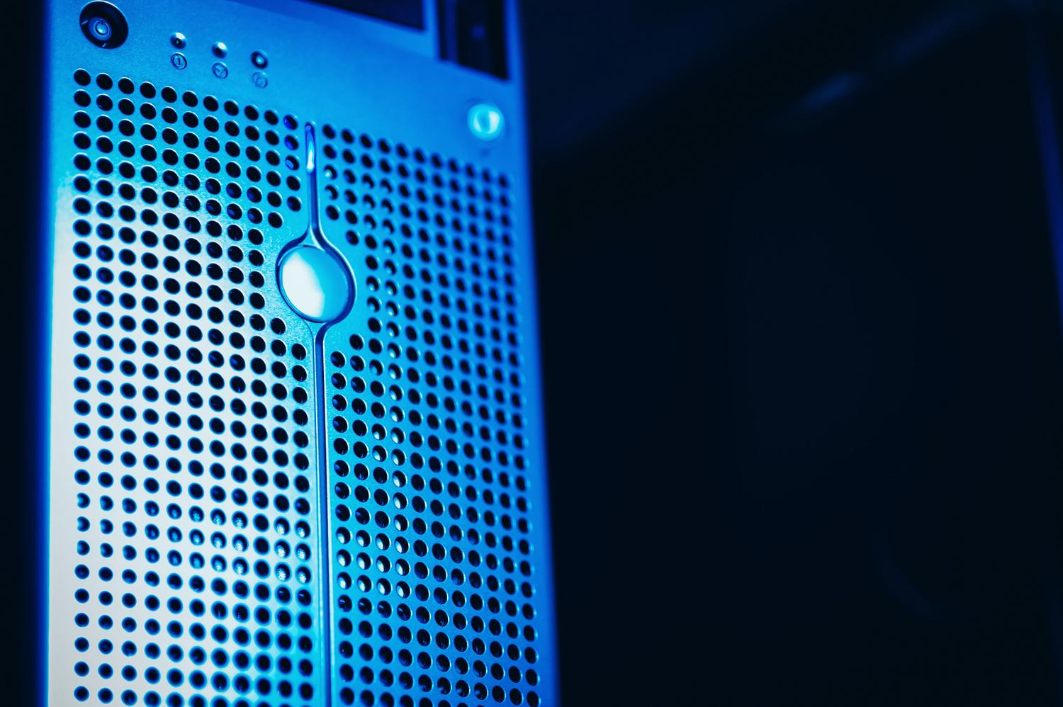 Detalle de un rack de servidores con iluminación azul en un centro de datos, representando la administración remota y la infraestructura de red.