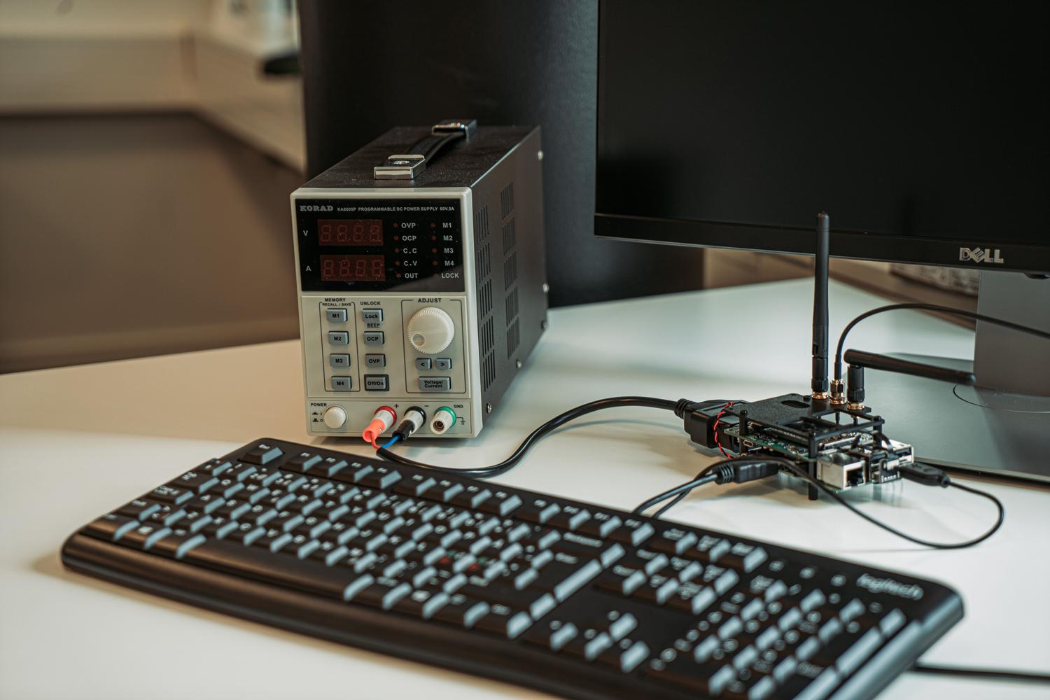 Espacio de trabajo de sistemas embebidos con hardware de computación en el borde, ideal para el desarrollo de IA local.