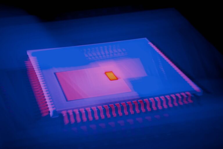 Representación abstracta de un microchip con mapa de calor que simboliza el procesamiento intensivo de la IA generativa en el hardware.