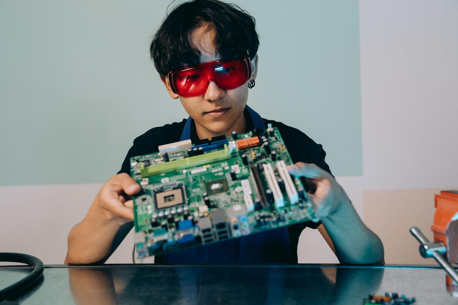 Ingeniero tecnológico analizando una placa base, representando la evolución del hardware como las NPUs para la IA local.