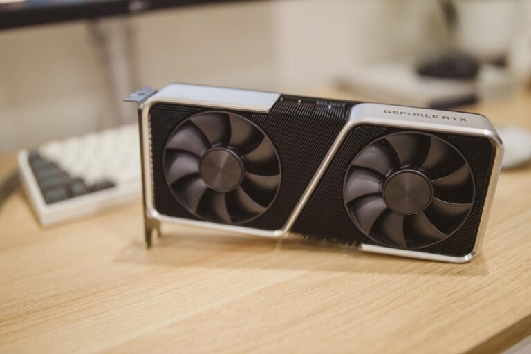 Tarjeta gráfica NVIDIA GeForce RTX Founders Edition sobre un escritorio de madera, representando el hardware moderno.