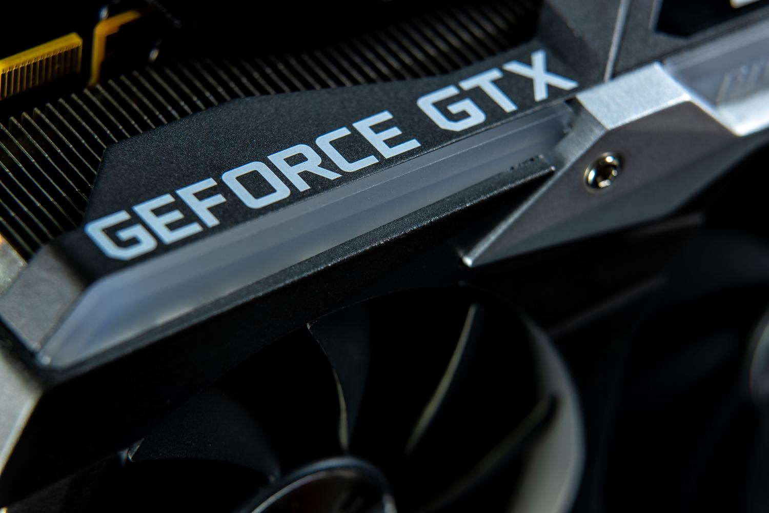 Detalle técnico de los componentes de una tarjeta GeForce GTX, resaltando el disipador y el ventilador.