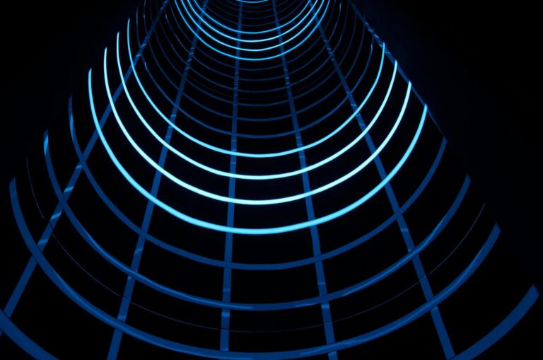 Representación abstracta de un túnel digital azul neón que simboliza la conexión segura de una VPN y las capas de cifrado de la red Tor.