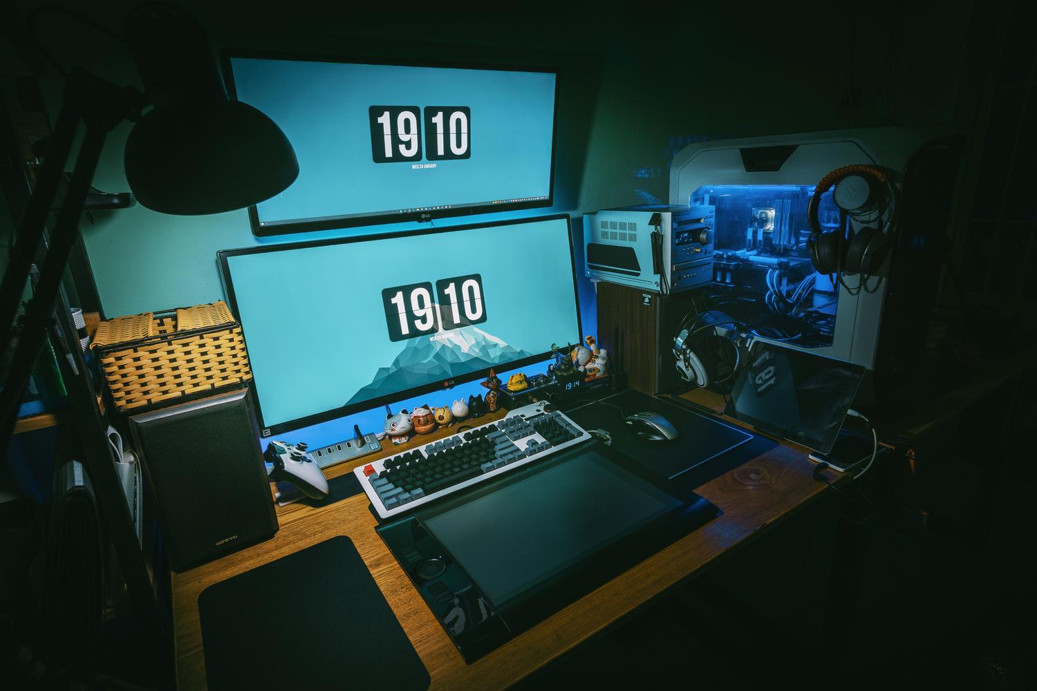 Vista detallada de un equipo de PC gaming en un escritorio, enfocada en el hardware y la capacidad de actualización.