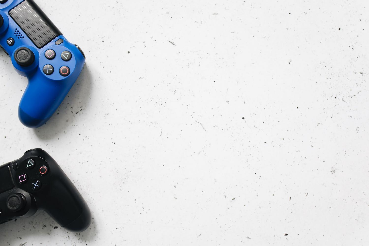 Mandos de PlayStation sobre fondo blanco, representando la simplicidad y el ecosistema de las consolas.