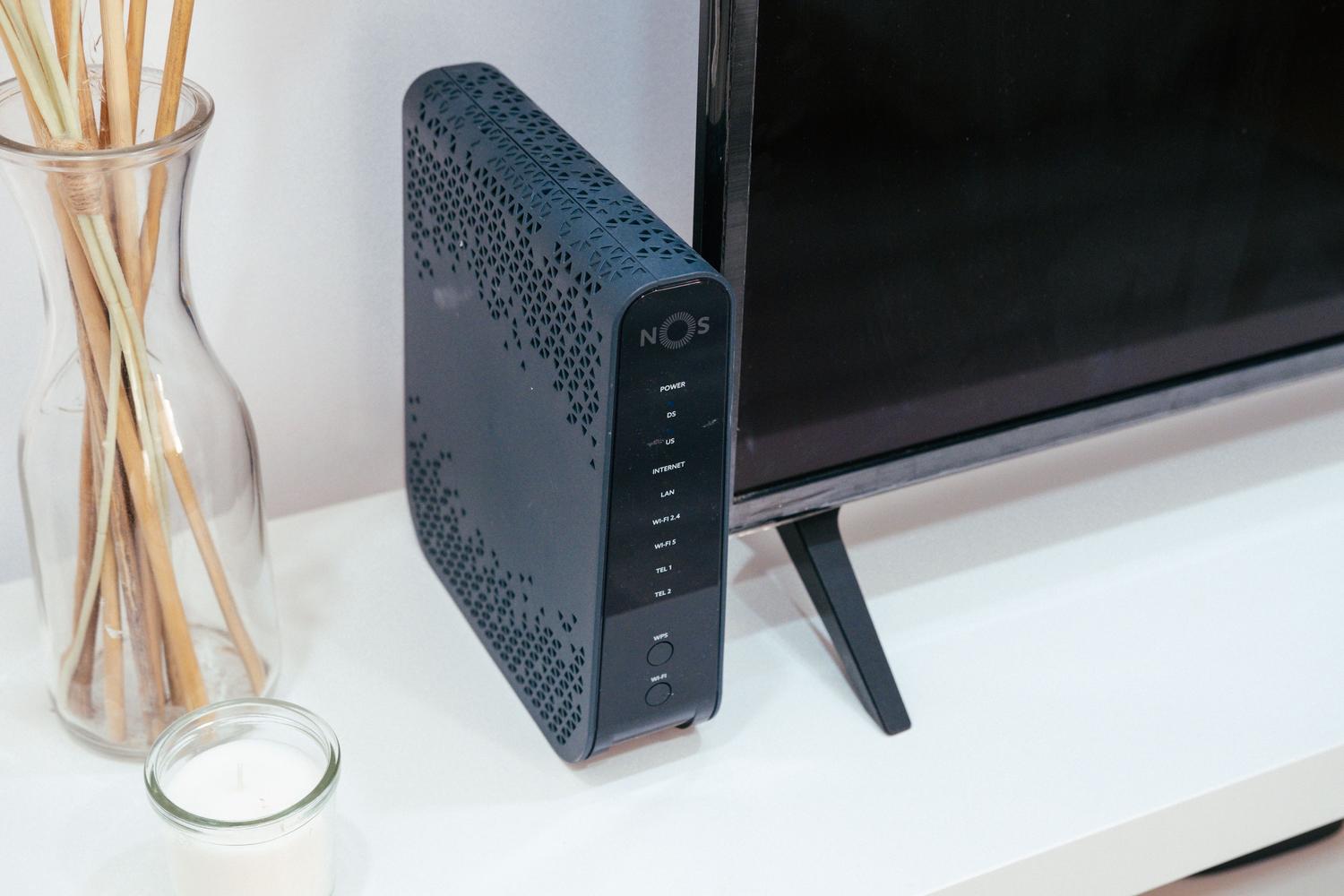 Configuración de tecnología doméstica con un router instalado en el salón.