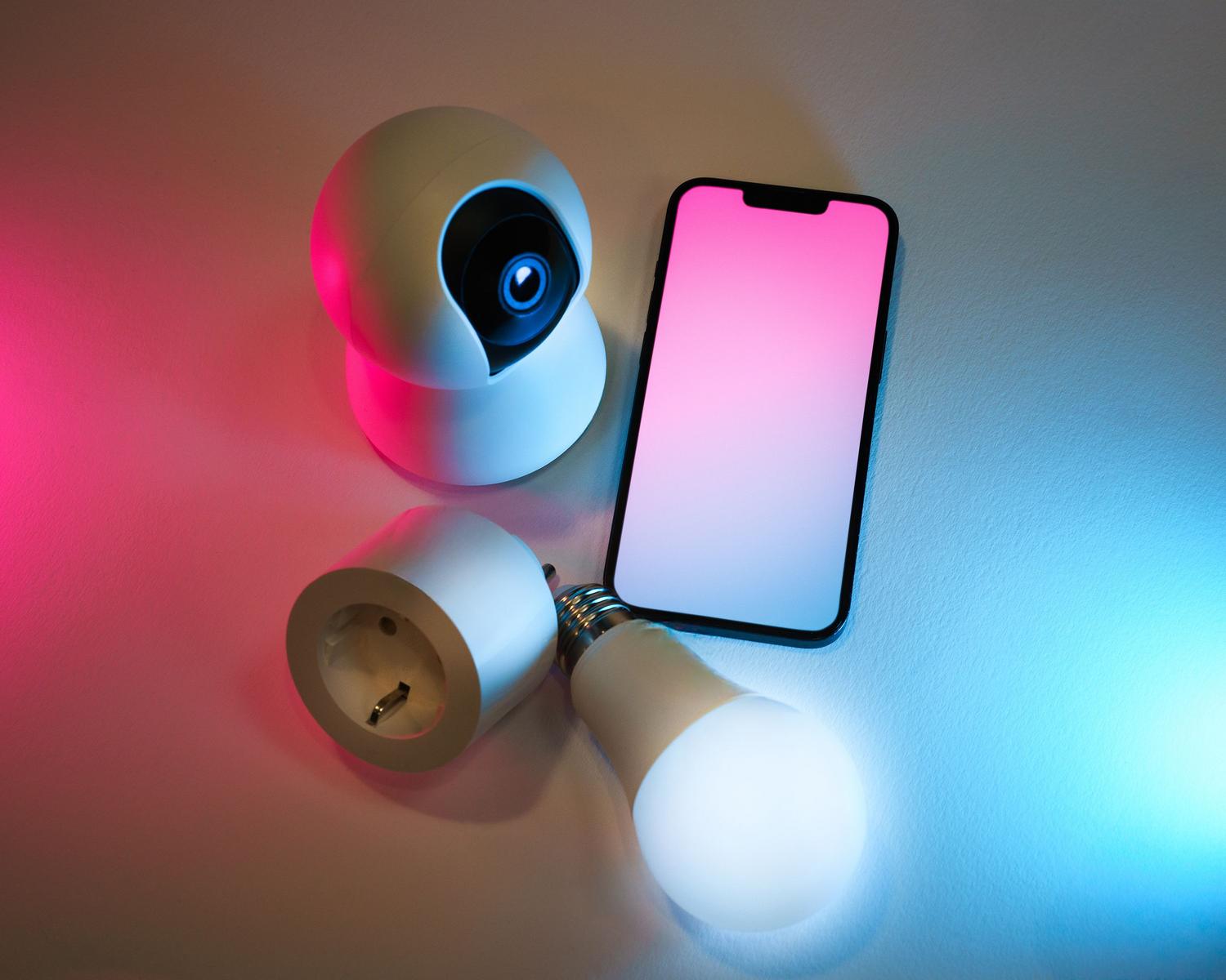Ecosistema de domótica con smartphone, bombilla inteligente y cámara, representando la detección nativa WLAN y el estándar 802.11bf.