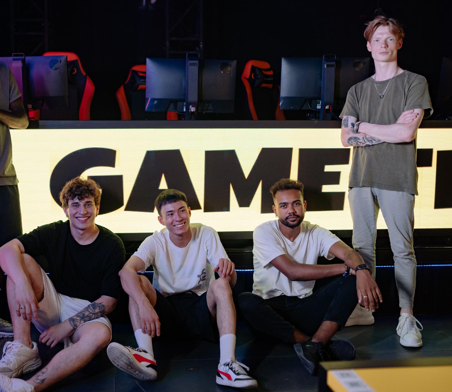 Grupo de jugadores profesionales de eSports posando en un estudio de gaming, representando el fenómeno cultural y económico de la industria.