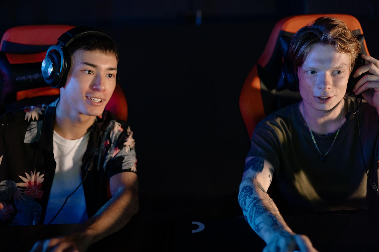 Dos jugadores coordinándose mediante auriculares en una sesión de gaming, destacando la importancia del trabajo en equipo y la comunicación.