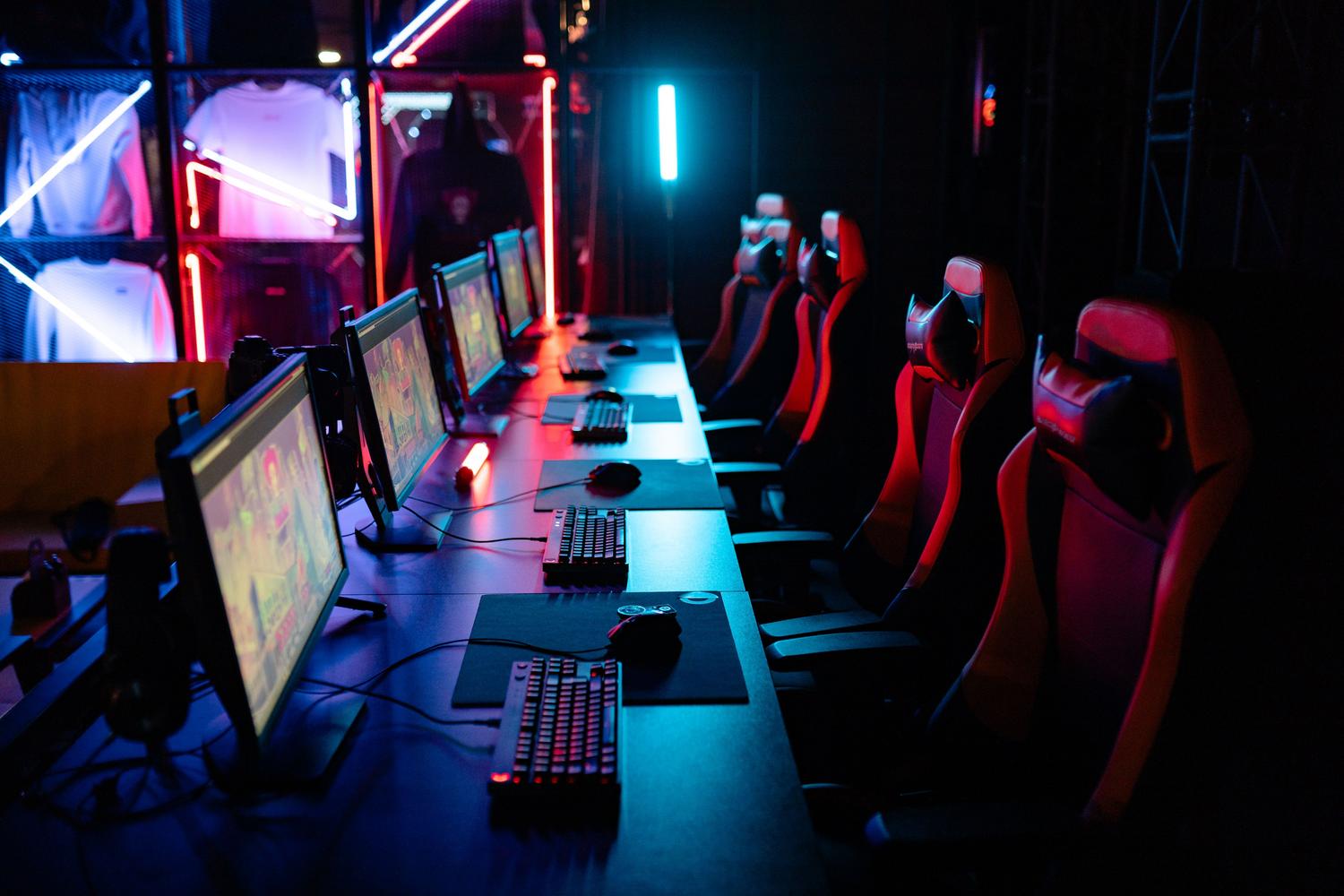 Instalación profesional de entrenamiento de eSports con múltiples estaciones de juego, simbolizando la disciplina y la profesionalización del sector.