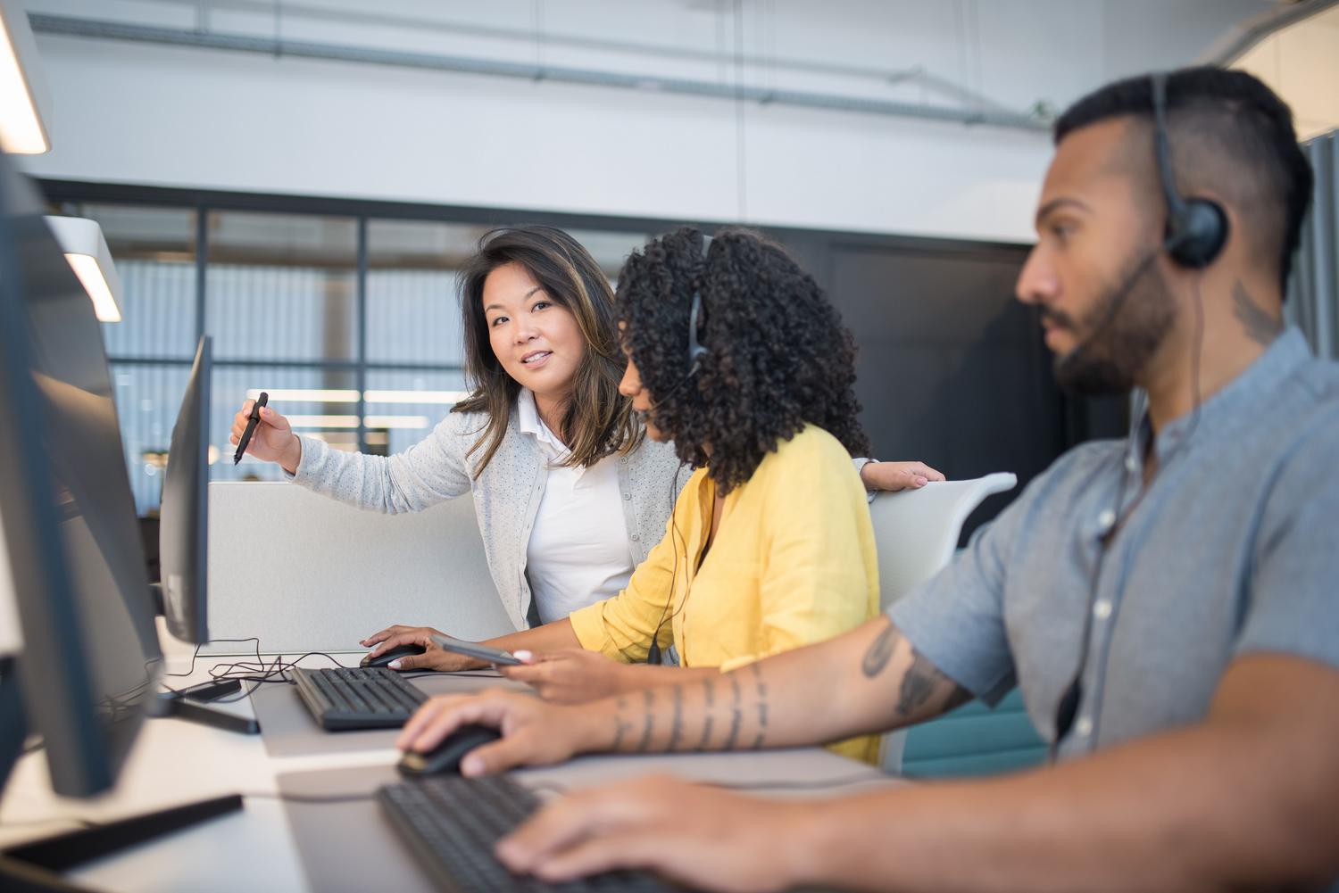 Profesionales de diversas áreas colaborando en un entorno de oficina moderno, fomentando una cultura de seguridad