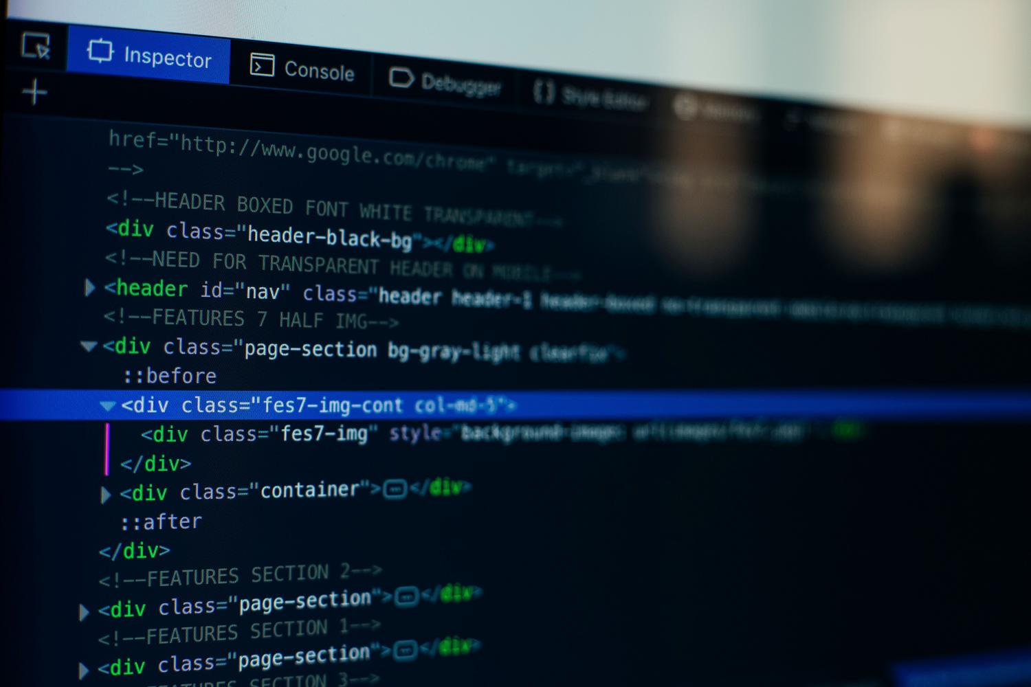 Vista detallada de código HTML en una pantalla de ordenador, representando la implementación técnica del favicon.