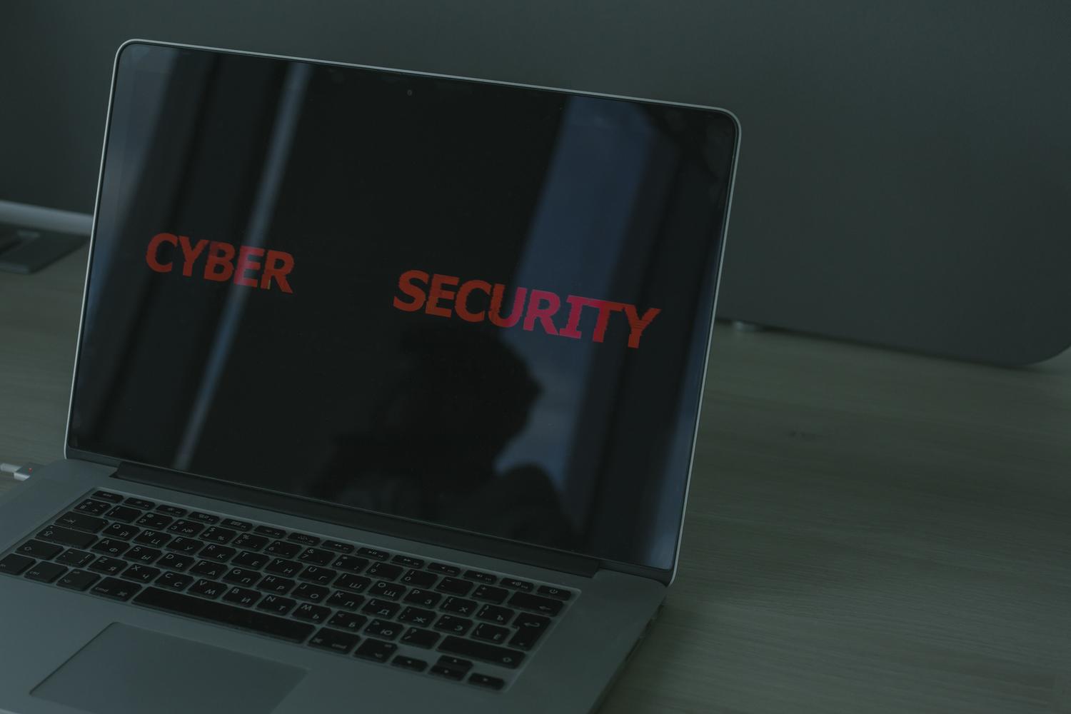 Detalle de una pantalla de ordenador con conceptos de ciberseguridad, ilustrando el entorno técnico de un programa antivirus.