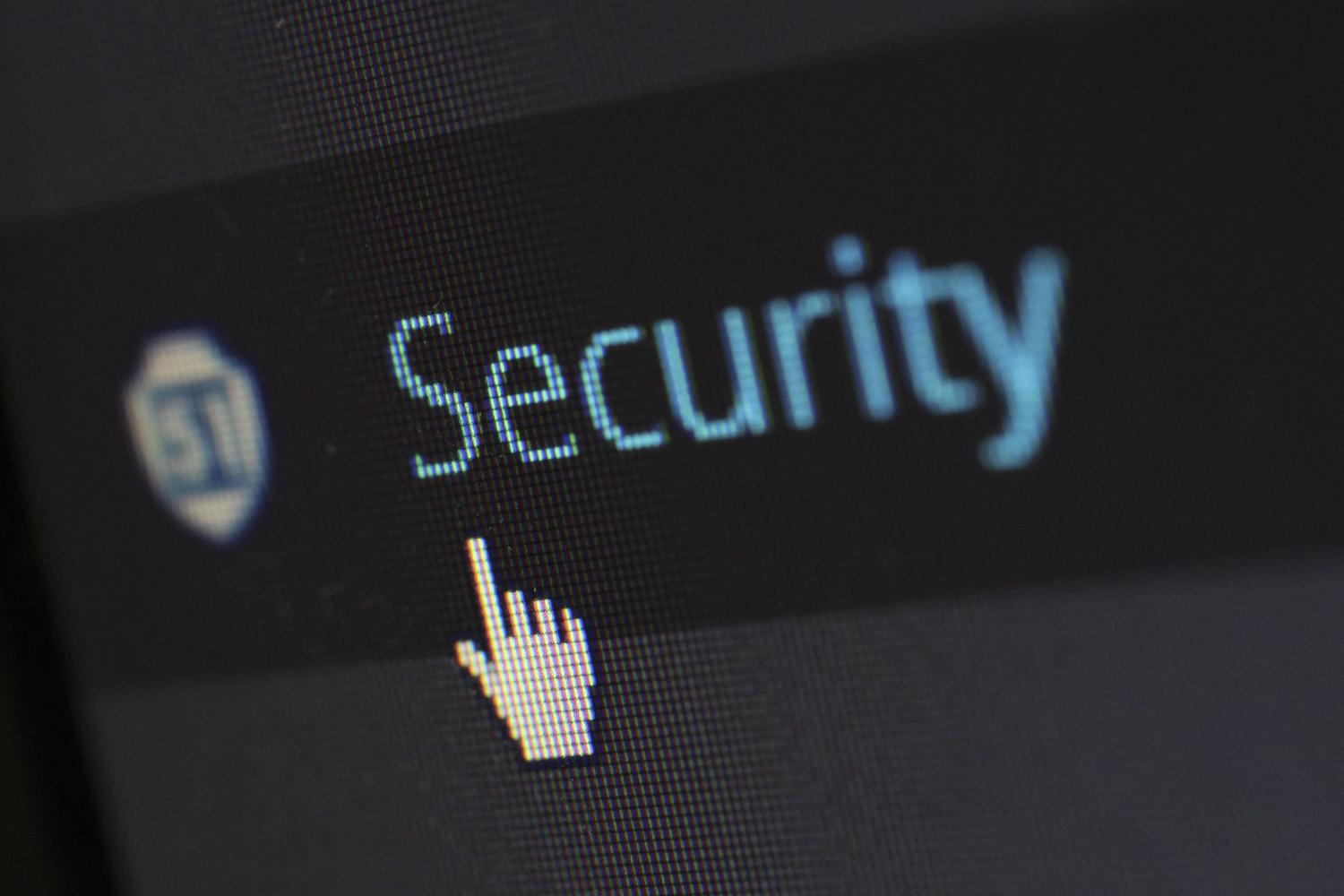 Primer plano de una pantalla digital con la palabra 'Security' y un cursor, simbolizando la entrada a los ajustes de seguridad del sistema.