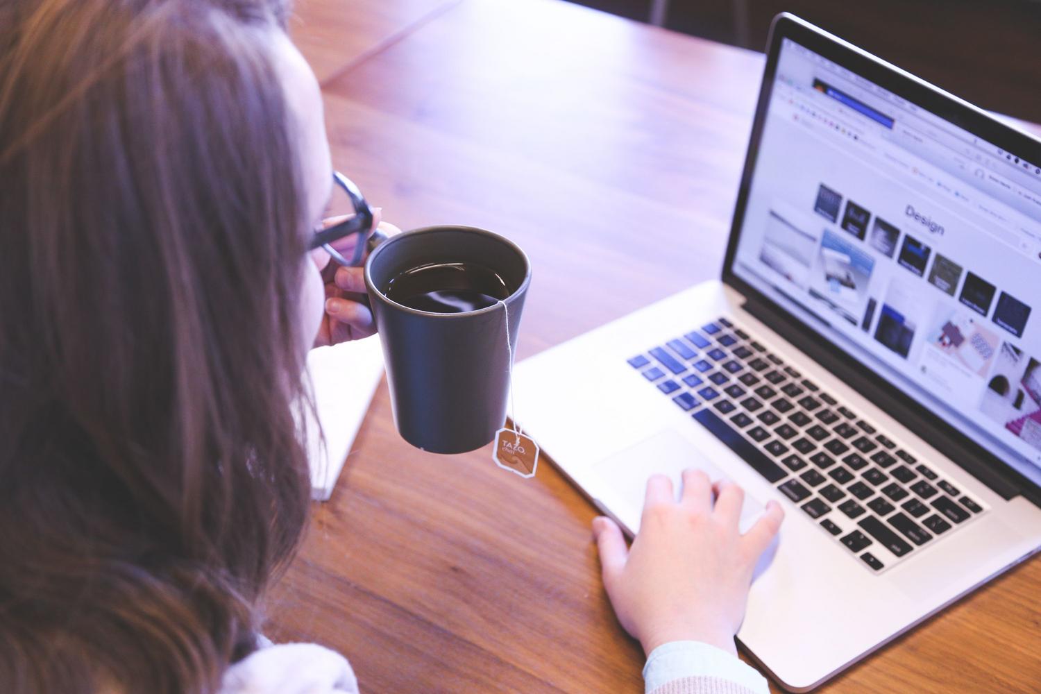 Mujer trabajando cómodamente en su ordenador, ilustrando la facilidad de gestión de Google Sites.