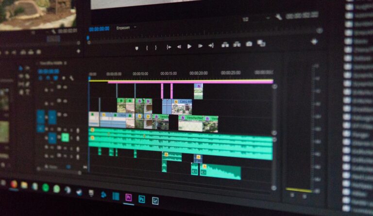 Interfaz de la línea de tiempo de Adobe Premiere Pro mostrando pistas de vídeo y audio para edición básica.