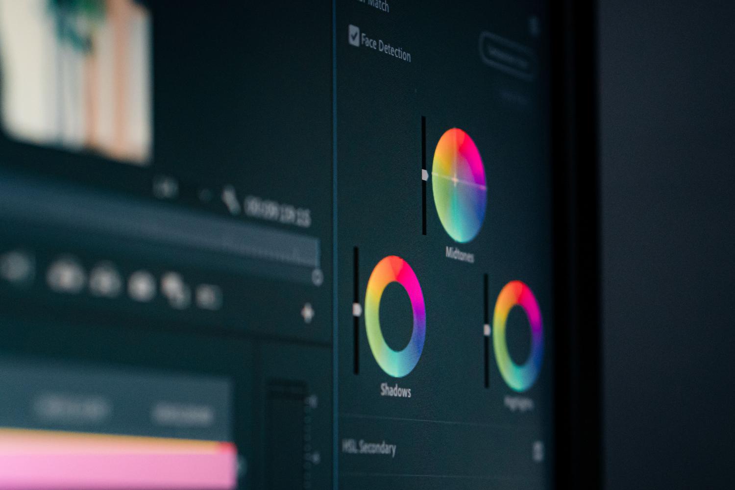 Primer plano de ruedas de color para corrección de color y etalonaje profesional.