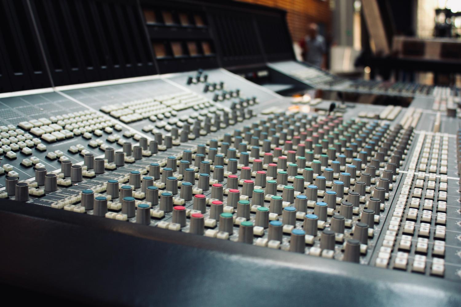 Consola de mezcla de audio profesional para el control y equilibrio de niveles de sonido.
