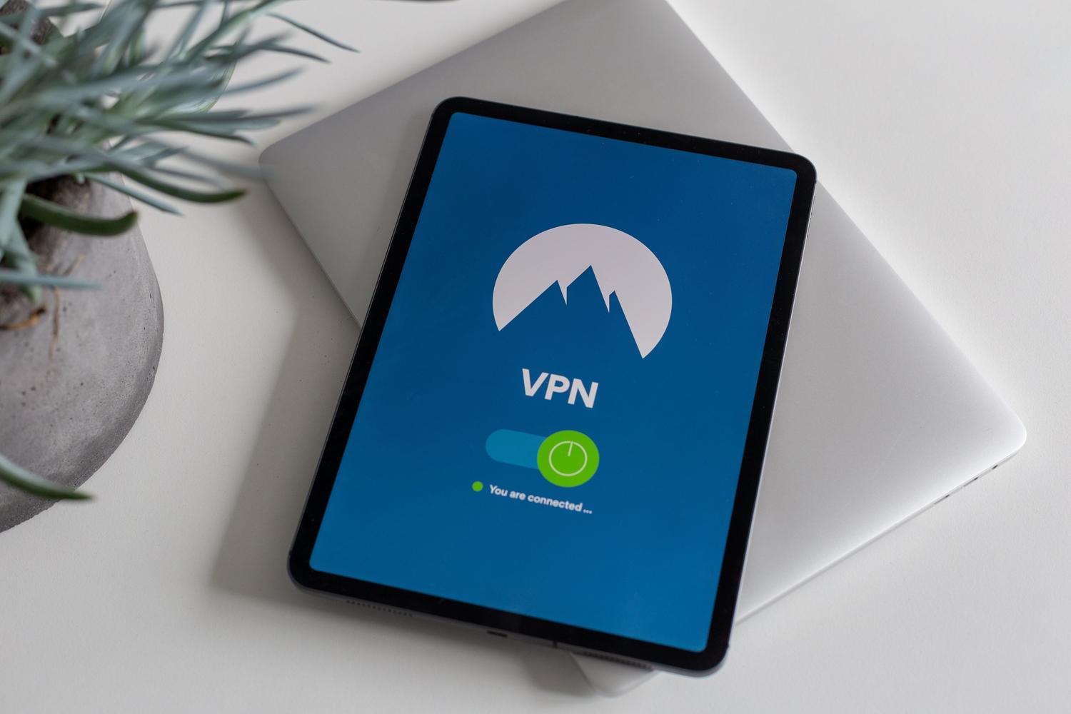 Una tableta moderna mostrando la pantalla de conexión de una aplicación de VPN, destacando la privacidad en la red.