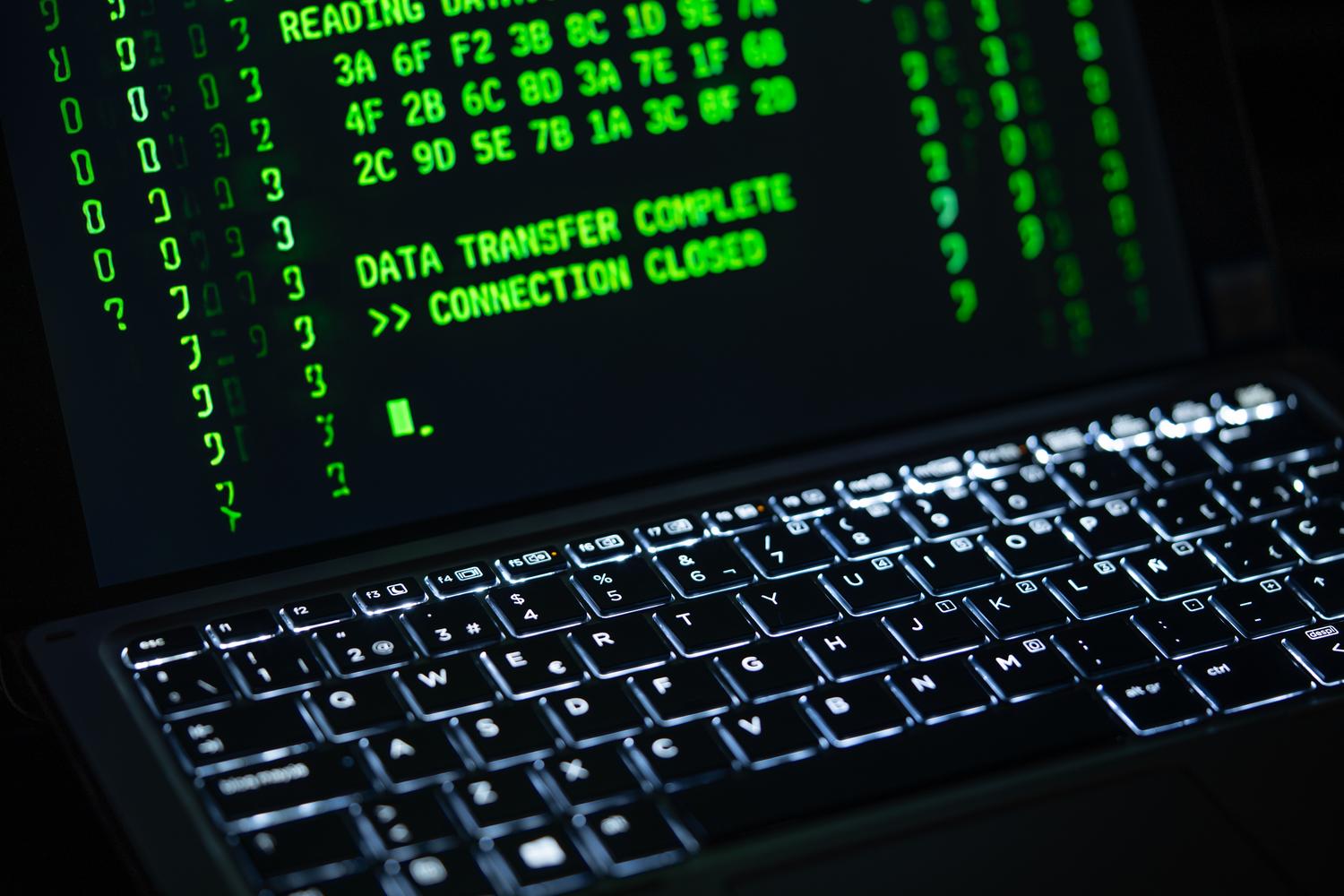 Pantalla de ordenador con líneas de código verde, representando la capa técnica de ciberseguridad y análisis de malware.